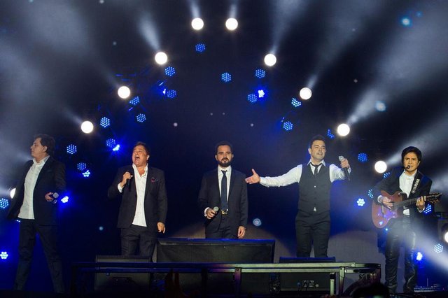 amigos 20 anos , chitãozinho , leonardo , luciano , zezé di camargo e xororó. amigos 20 anos , chitãozinho , leonardo , luciano , zezé di camargo e xororó.