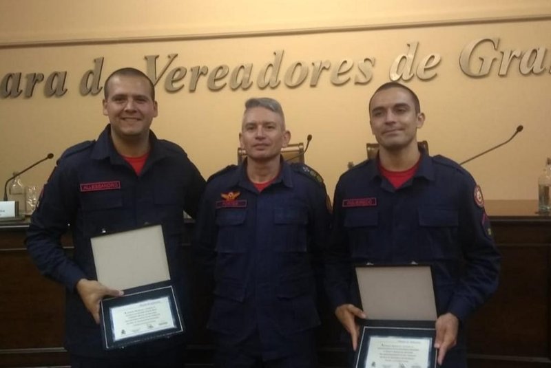 Na foto:Allessandro Pereira Righi, tenente-coronel Julimar Fortes Pinheiro, e Jhonatan de Figueiredo Marques