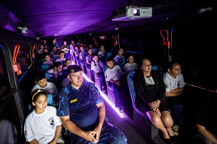 Iluminação de LED no corredor auxiliar no caminho