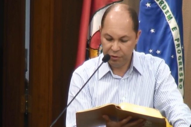 Vereador Elisandro Fiuza (Republicanos) lê a Bíblia em resposta a Rafael Bueno (PDT) Vereador Elisandro Fiuza (Republicanos) lê a Bíblia em resposta a Rafael Bueno (PDT)