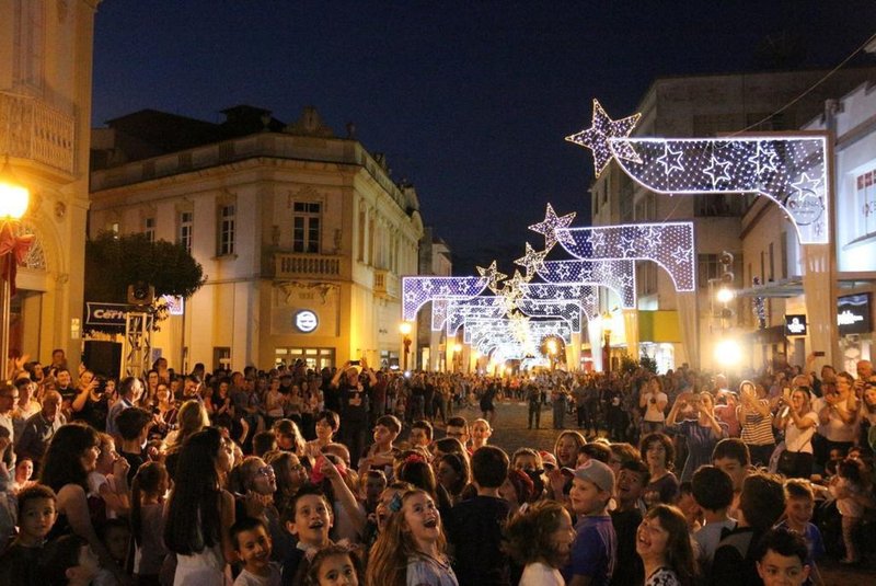 Festas de Natal movimentam cidades da Serra. Desfile da Apae em Garibaldi 