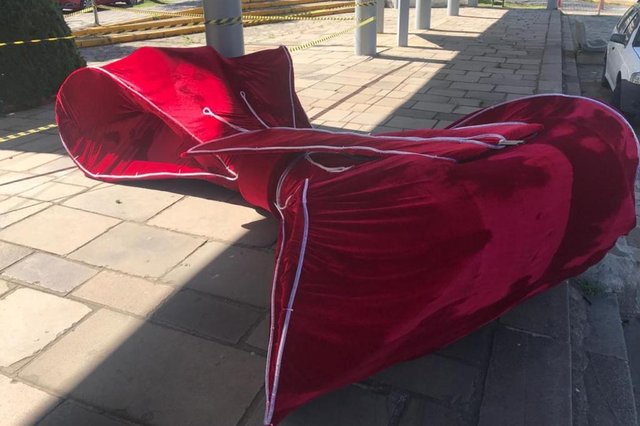 Laço gigante que será colocado na fachada da prefeitura de Caxias do Sul. Laço gigante que será colocado na fachada da prefeitura de Caxias do Sul.