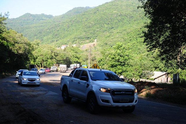 CAXIAS DO SUL, RS, BRASIL, 03/12/2019. Movimento na ERS-452, km 27, pouco depois da ponte sobre o Arroio Belo, próximo ao entroncamento com a BR-116, em Vila Cristina. Um mês depois do desmoronamento e bloqueio do Km 43 da RS-122, em Farroupilha, movimento aumentou nas rotas alternativas para a capital. (Porthus Junior/Agência RBS) CAXIAS DO SUL, RS, BRASIL, 03/12/2019. Movimento na ERS-452, km 27, pouco depois da ponte sobre o Arroio Belo, próximo ao entroncamento com a BR-116, em Vila Cristina. Um mês depois do desmoronamento e bloqueio do Km 43 da RS-122, em Farroupilha, movimento aumentou nas rotas alternativas para a capital. (Porthus Junior/Agência RBS)