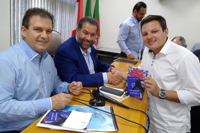 Presidente do PDT de Caxias, Maurício Flores, com o presidente estadual Pompeo de Mattos e o nacional, Carlos Lupi Presidente do PDT de Caxias, Maurício Flores, com o presidente estadual Pompeo de Mattos e o nacional, Carlos Lupi