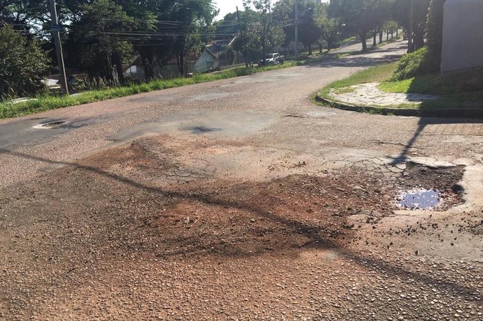 Pelo menos dez buracos foram sinalizados com tinta no local