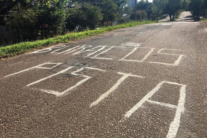 Inscrições foram colocadas no asfalto da rua Joracy Camargo