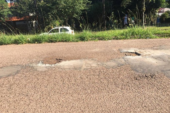 Também havia irregularidades no asfalto em vias próximas