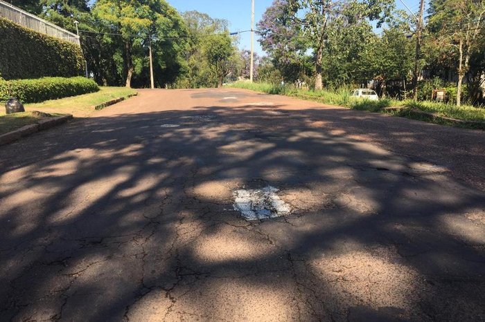 Uma moradora do residencial afirma que o pavimento está deteriorado