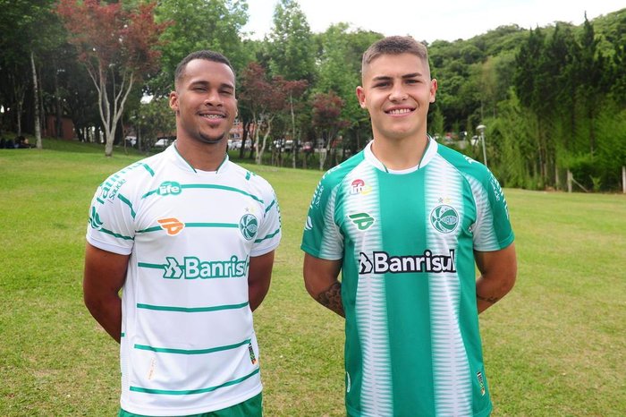 Antes da apresentação oficial, os jogadores da equipe sub-20 Lucas Serafini e Yuri Paz posaram para as fotos