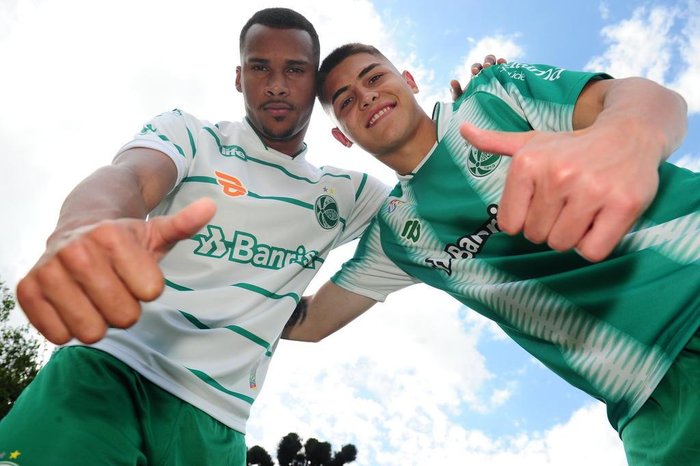 Antes da apresentação oficial, os jogadores da equipe sub-20 Lucas Serafini e Yuri Paz posaram para as fotos