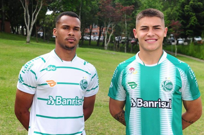 Antes da apresentação oficial, os jogadores da equipe sub-20 Lucas Serafini e Yuri Paz posaram para as fotos