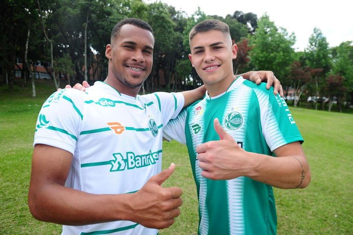 Antes da apresentação oficial, os jogadores da equipe sub-20 Lucas Serafini e Yuri Paz posaram para as fotos