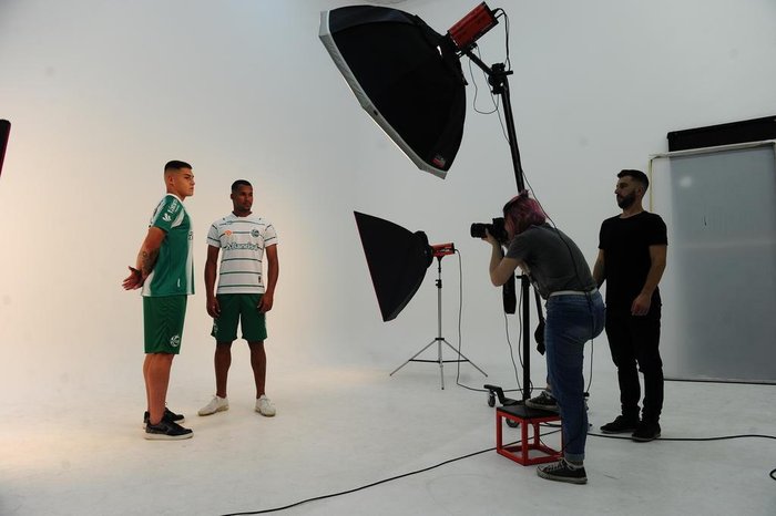 Antes da apresentação oficial, os jogadores da equipe sub-20 Lucas Serafini e Yuri Paz posaram para as fotos