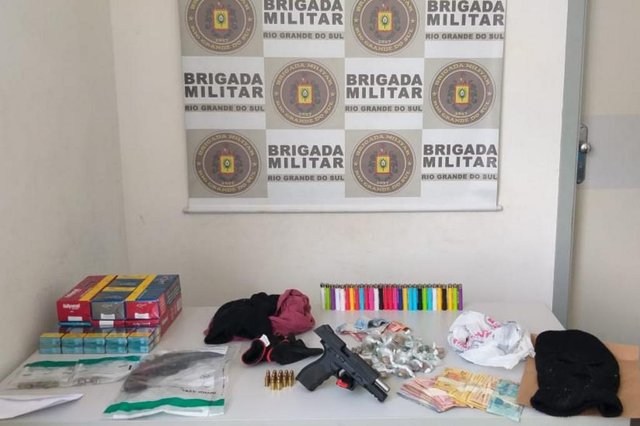 Um assalto ao supermercado Andreazza no bairro Pioneiro, em Caxias do Sul, terminou com um suspeito morto e outro preso na manhã desta segunda-feira (9). A BM realizou buscas por um terceiro suspeito, que conseguiu fugir. Nenhum policial ou funcionário do supermercado foi ferido no confronto. Um assalto ao supermercado Andreazza no bairro Pioneiro, em Caxias do Sul, terminou com um suspeito morto e outro preso na manhã desta segunda-feira (9). A BM realizou buscas por um terceiro suspeito, que conseguiu fugir. Nenhum policial ou funcionário do supermercado foi ferido no confronto.