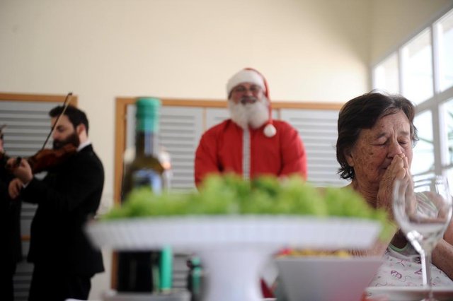 CAXIAS DO SUL, RS, BRASIL (10/12/2019)Dia do desejo para pacientes do Hospital Unimed em Caxias do Sul. Benedito Graciano Novello, 79 anos, e Maria Matte Novello, 81 anos. Desejo: Ceia de Natal no Solarium + duo de violinos, com os músicos da Orquestra Sinfônica da UCS, Wagner Ismael Ferreira Rezer (de barba) e Carlos Zinani.(Antonio Valiente/Agência RBS) CAXIAS DO SUL, RS, BRASIL (10/12/2019)Dia do desejo para pacientes do Hospital Unimed em Caxias do Sul. Benedito Graciano Novello, 79 anos, e Maria Matte Novello, 81 anos. Desejo: Ceia de Natal no Solarium + duo de violinos, com os músicos da Orquestra Sinfônica da UCS, Wagner Ismael Ferreira Rezer (de barba) e Carlos Zinani.(Antonio Valiente/Agência RBS)