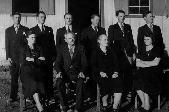 Família de José Francisco Muller e Anna Catharina Brunner. Filhos Alfonso Henrique, Radiconda Paolina, Osvaldo, Irene, Eduardo Leopoldo, os gêmeos João e Pedro, e Armando Fredolino. Década de 1950 Família de José Francisco Muller e Anna Catharina Brunner. Filhos Alfonso Henrique, Radiconda Paolina, Osvaldo, Irene, Eduardo Leopoldo, os gêmeos João e Pedro, e Armando Fredolino. Década de 1950