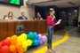 Menina Eduarda Chaida dos Santos, 11 anos, leu um texto no qual fala da gratidão e da sorte de ter duas mães, durante entrega da Comenda Medalha Percy Vargas de Abreu e Lima para o movimento Parada Livre