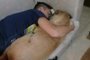 Cadela morre abraçada ao dono após ter um ataque cardíaco por causa de fogos de artifícios.<!-- NICAID(14362193) -->
