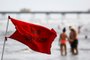  TRAMANDAÍ, RS, BRASIL - 26.12.2019 - Bandeira vermelha. Movimento de veranistas em dia de solforte e muito calor na praia de Tramandaí. (Foto: Mateus Bruxel/Agencia RBS)Indexador: Mateus Bruxel<!-- NICAID(14370963) -->