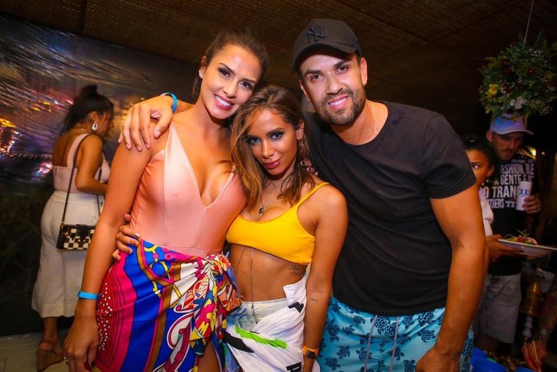 Celebridades marcam presença em festas da temporada de verão do 300, em Jurerê Internacional. Na foto, Tamires Wensiboski, Anitta e Rodrigo Bili.<!-- NICAID(14376224) -->