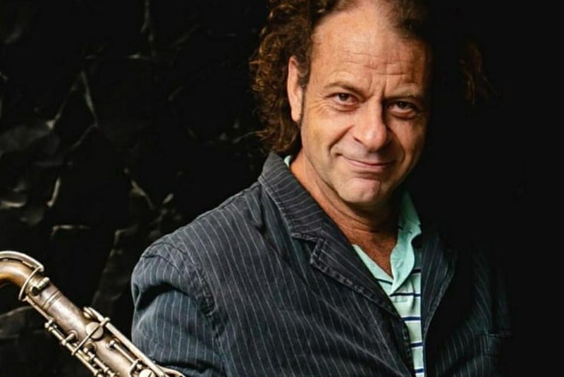 Pedro Strasser apresenta o show Pedrão Canta o Jazz