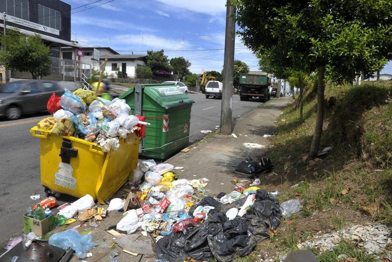 CAXIAS DO SUL, RS,  BRASIL. 10/01/2019Moradores reclamam de lixo acumulado em contêineres na Rua Jacob Luchesi, no bairro Santa Lúcia.(Lucas Amorelli/Agência RBS)