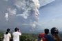 People take photos of a phreatic explosion from the Taal volcano as seen from the town of Tagaytay in Cavite province, southwest of Manila, on January 12, 2020. (Photo by Bullit MARQUEZ / AFP)<!-- NICAID(14384528) -->