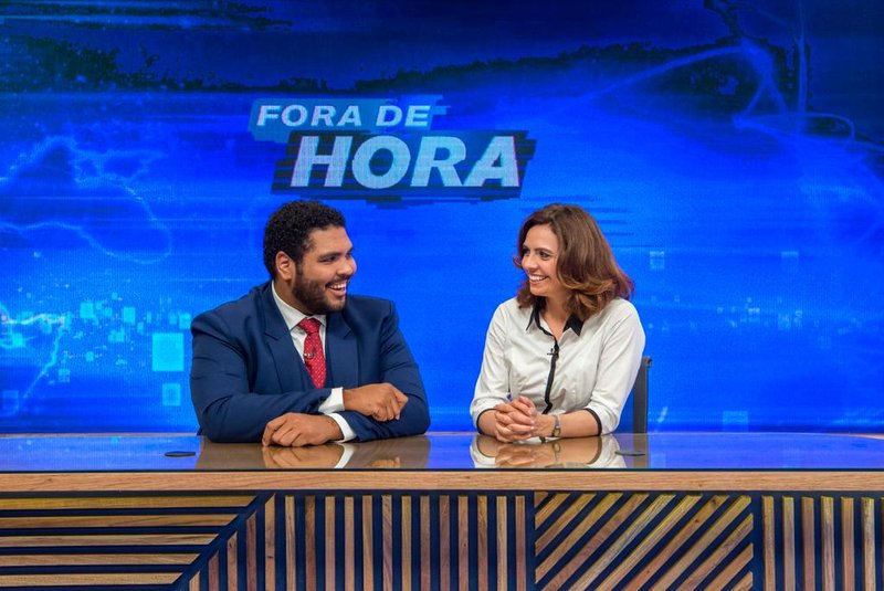 Paulo Vieira e Renata Gaspar no cenário de Fora de Hora, novo programa humorístico das noites de terça-feira na Globo, satirizando o telejornal<!-- NICAID(14390850) -->
