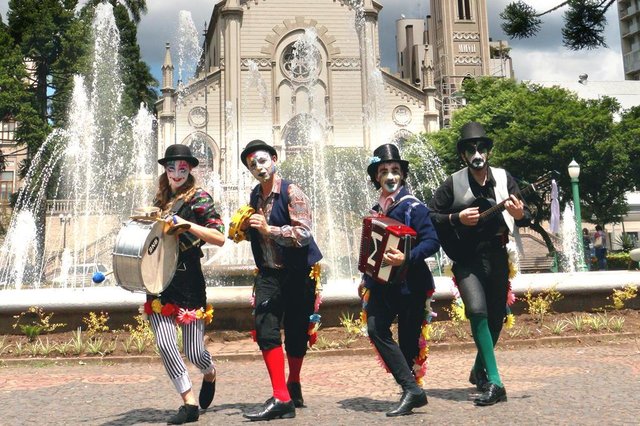 Espetáculo De uma ponta a outra, do grupo de teatro A Gangorra, será apresentado dia 24/03, em comemoração ao Dia Internacional do Teatro. Espetáculo De uma ponta a outra, do grupo de teatro A Gangorra, será apresentado dia 24/03, em comemoração ao Dia Internacional do Teatro.