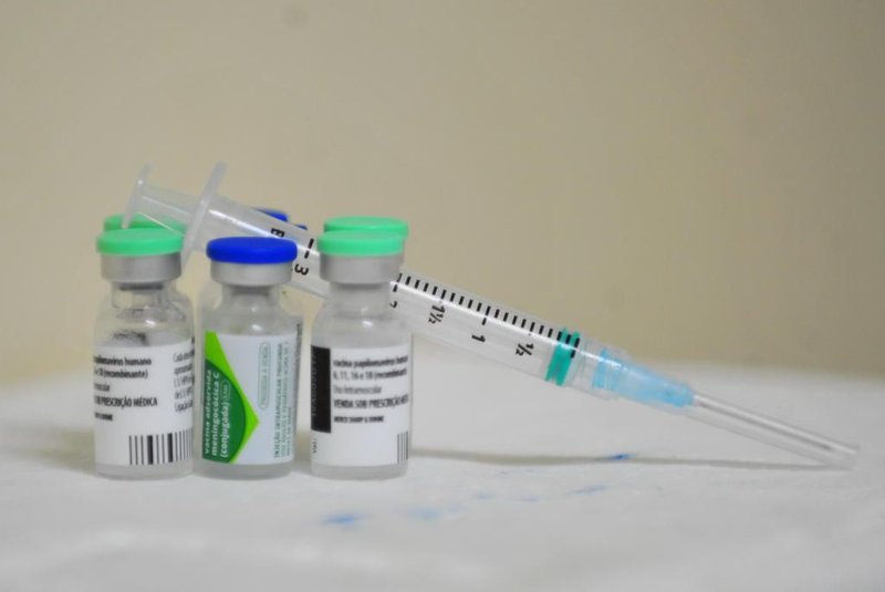  Campanha de vacinação de HPV para meninos começou em Santa Maria. As vacinas estão sendo aplicadas em meninos de 12 e 13 anos de idade. No posto de saúde do Centro Social Urbano a procura ainda é pequena.
