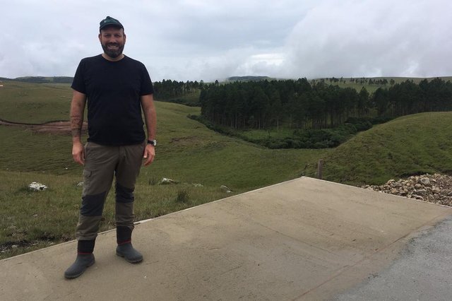 Paulo Flores, sócio da pousada Estância das Flores, em cima das fundações da sua futura casa, em uma propriedade de 20 hectares que comprou a borda do cânion Amola Faca. Paulo Flores, sócio da pousada Estância das Flores, em cima das fundações da sua futura casa, em uma propriedade de 20 hectares que comprou a borda do cânion Amola Faca.