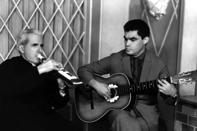 Médico boliviano Carlos Arnez, que atupu em Santa Lúcia do Piaí entre 1957 e início dos anos 1980. Na foto, tocando violão na companhia do pároco de Santa Lúcia do Piaí, padre Paulo. Médico boliviano Carlos Arnez, que atupu em Santa Lúcia do Piaí entre 1957 e início dos anos 1980. Na foto, tocando violão na companhia do pároco de Santa Lúcia do Piaí, padre Paulo.