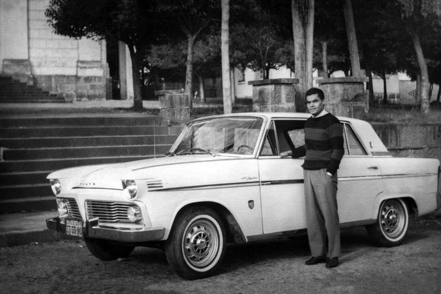 Médico boliviano Carlos Arnez, que atupu em Santa Lúcia do Piaí entre 1957 e início dos anos 1980. Na foto, com seu carro em meados dos anos 1960. Médico boliviano Carlos Arnez, que atupu em Santa Lúcia do Piaí entre 1957 e início dos anos 1980. Na foto, com seu carro em meados dos anos 1960.