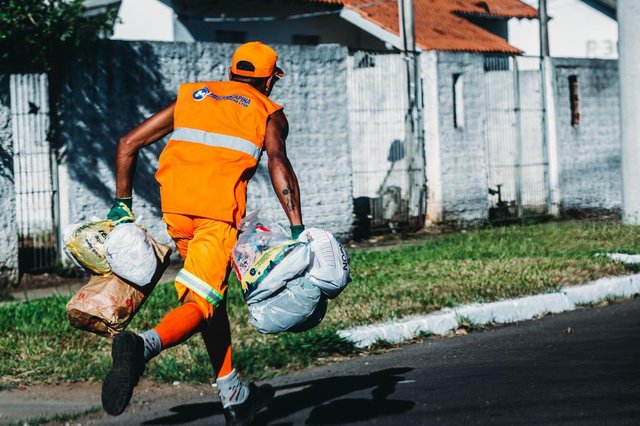  PORTO ALEGRE, RS, BRASIL, 19/12/2019: Jonatã Nunes, empregado da coleta de lixo urbana de Canoas, arrisca-se também como escritor. (Foto: Omar Freitas / Agência RBS)Indexador: Omar Freitas<!-- NICAID(14370714) -->