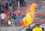 VÍDEO: torcida da La U provoca incêndio na arquibancada e entra em conflito com a polícia no jogo do Inter