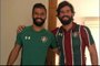 Goleiro Alisson, ex-Inter, veste a camisa do Fluminense para assistir a jogo do irmão Muriel
