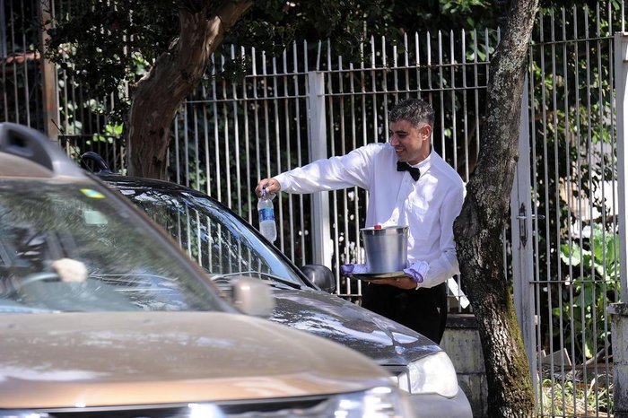João César Santos Mariano, radicado em Caxias há cerca de 10 anos, vende água gelada na Visconde de Pelotas
