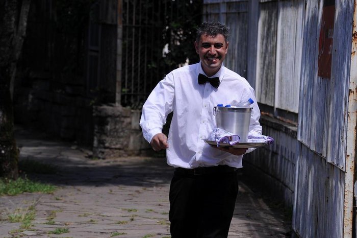 João César Santos Mariano, radicado em Caxias há cerca de 10 anos, vende água gelada na Visconde de Pelotas