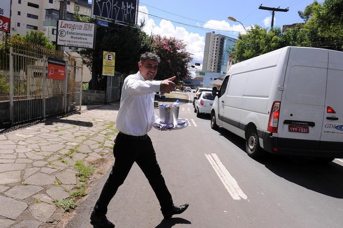 João César Santos Mariano, radicado em Caxias há cerca de 10 anos, vende água gelada na Visconde de Pelotas