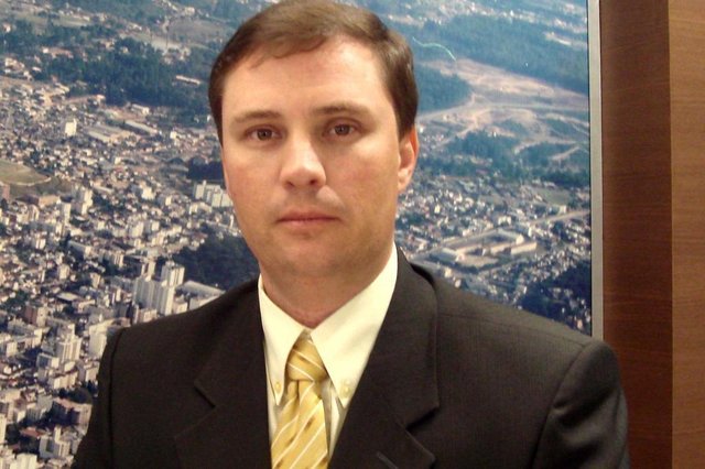 Diretor de Assuntos Imobiliários do Sinduscon Caxias e Membro do Conselho de Administração da CBIC ¿ Câmara Brasileira da Indústria da Construção. Artigo para o caderno + Serra Diretor de Assuntos Imobiliários do Sinduscon Caxias e Membro do Conselho de Administração da CBIC ¿ Câmara Brasileira da Indústria da Construção. Artigo para o caderno + Serra