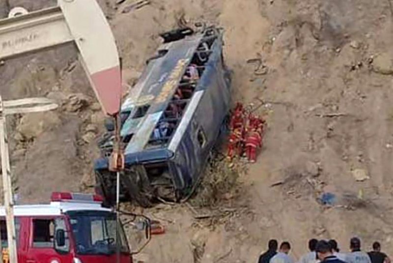  Peruvian police and rescue teams work at the Pan-American Highway site where a bus fell out the route causing the dead of eight people, in Mancora, Peru, on Febreary 15, 2020. - The bus was carrying Ecuadors Barcelona SC supporters back to their country after encouraging their team in a Copa Libertadores footbal match in Lima. (Photo by ZAPOTILLO TV / AFP)Editoria: DISLocal: MáncoraIndexador: ZAPOTILLO TVSecao: soccerFonte: AFPFotógrafo: STR<!-- NICAID(14420509) -->