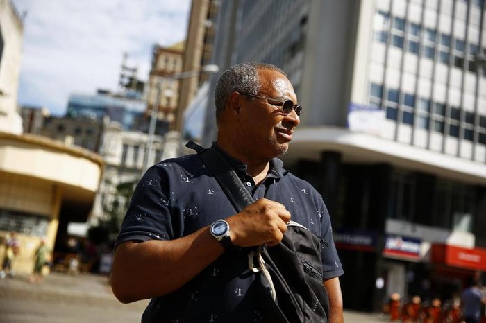 Laércio Negreiros Paim, 65 anos, cuida da mochila que ganhou de presente