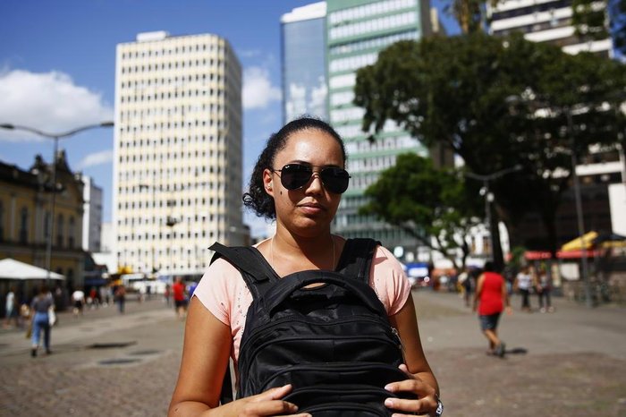 Karen Machado, 29 anos, toma cuidados como levar mochila em frente ao corpo