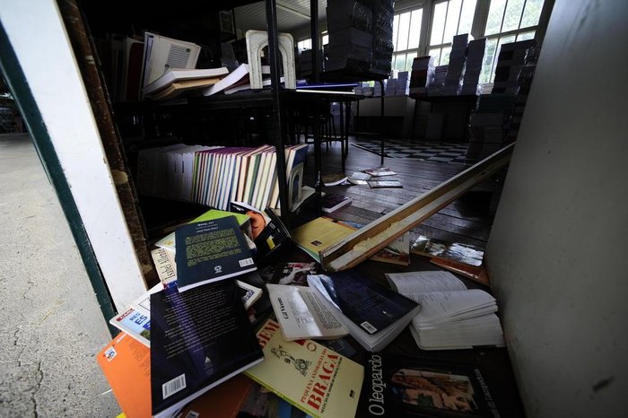 Livros foram revirados na biblioteca da instituição