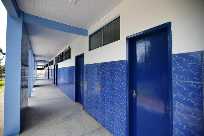 Somente um dos quatro prédios com salas de aula foram reformados