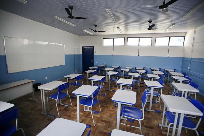Somente um dos quatro prédios com salas de aula foram reformados