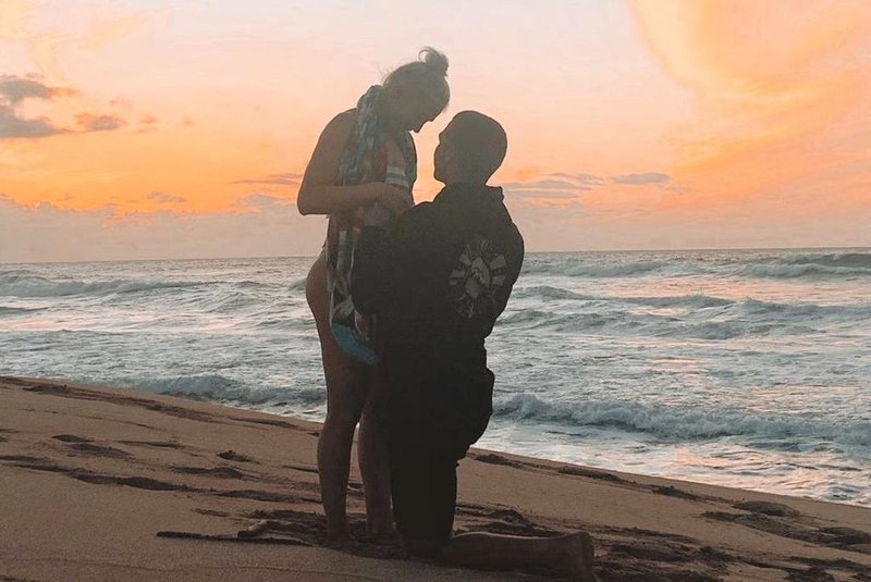 A surfista gaúcha-havaiana Tatiana Weston-Webb aceita pedido de casamento feito pelo surfista Jessé Mendes no Havaí.<!-- NICAID(14428520) -->