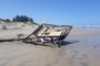  Estrutura de quiosque na praia de Arroio do Sal foi derrubada por ressaca do mar neste domingo (23)<!-- NICAID(14429027) -->
