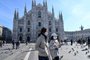  Two women wearing a protective facemask walk across the Piazza del Duomo, in front of the Duomo, in central Milan, on February 24, 2020 closed following security measures taken in northern Italy against the COVID-19 the novel coronavirus. - Italy reported on February 24, 2020 its fourth death from the new coronavirus, an 84-year old man in the northern Lombardy region, as the number of people contracting the virus continued to mount. (Photo by ANDREAS SOLARO / AFP)Editoria: HTHLocal: MilanIndexador: ANDREAS SOLAROSecao: diseaseFonte: AFPFotógrafo: STF