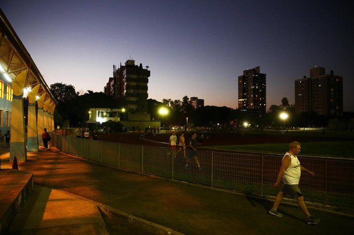 Iluminação é fraca para a prática de esportes à noite